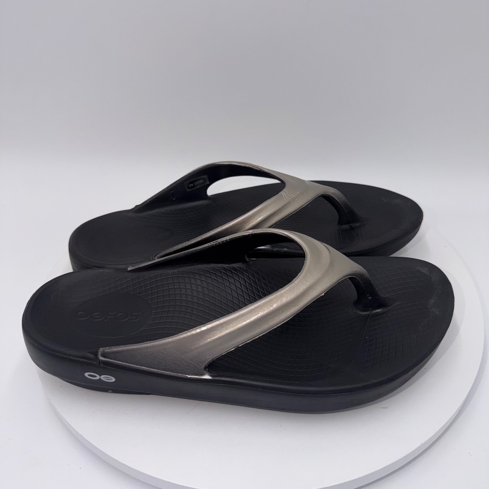 OOFOS OOlala Luxe Recovery Sandals Black Latte Metallic Thong Flip Flops Size 8